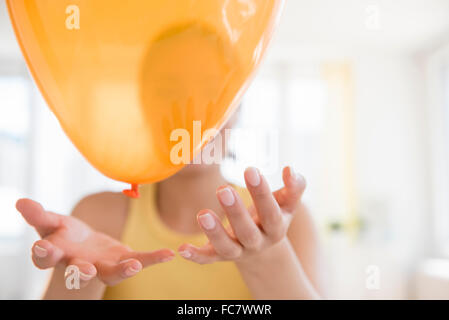 Hispanic woman Playing with balloon Banque D'Images