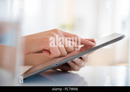 Hispanic woman using digital tablet Banque D'Images