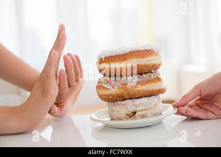 Femme refusant de plaque donuts Banque D'Images