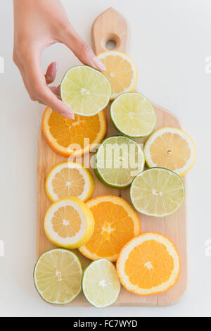 Hispanic woman holding tranches de lime Banque D'Images