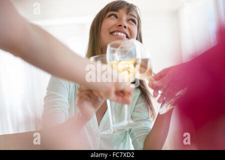 Friends toasting with white wine Banque D'Images