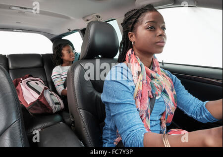 Mère et fille noire roulant en voiture Banque D'Images