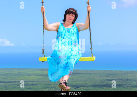 Femme sur une balançoire Banque D'Images