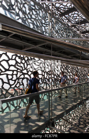 Les gens qui marchent sur la promenade dans le musée MUCEM Vieux-Port, ou de vieux Port, à Marseille, France. Banque D'Images