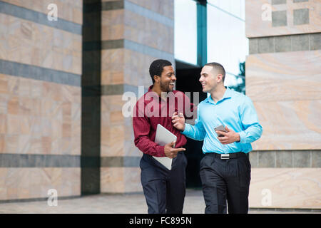 Businessmen talking outdoors Banque D'Images