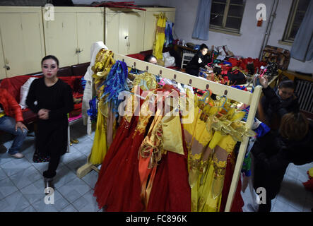 Lanzhou, Province de Gansu en Chine. 19 Jan, 2016. Préparer les danseurs pour un backstage spectacle de danse acrobatique à Lanzhou, capitale de la province de Gansu, dans le nord-ouest de la Chine, 19 janvier 2016. La performance, qui combine des éléments de Dunhuang et de la danse et l'acrobatie, présenté le charme de l'ancienne Route de la soie. © Peishen Ventilateur/Xinhua/Alamy Live News Banque D'Images