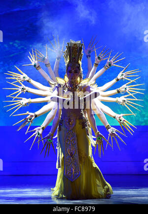 Lanzhou, Province de Gansu en Chine. 19 Jan, 2016. Les interprètes dansent 'Avalokitesvara' au cours d'un spectacle de danse acrobatique à Lanzhou, capitale de la province de Gansu, dans le nord-ouest de la Chine, 19 janvier 2016. La performance, qui combine des éléments de Dunhuang et de la danse et l'acrobatie, présenté le charme de l'ancienne Route de la soie. © Peishen Ventilateur/Xinhua/Alamy Live News Banque D'Images