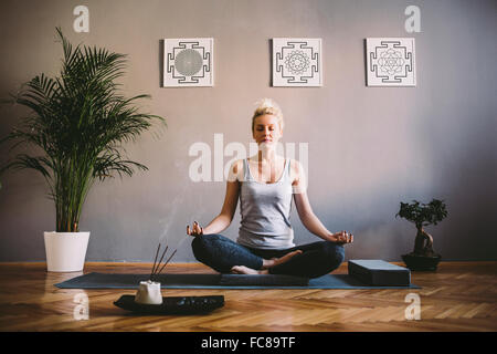 Caucasian woman in yoga studio Banque D'Images