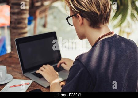 Caucasian man using laptop outdoors Banque D'Images