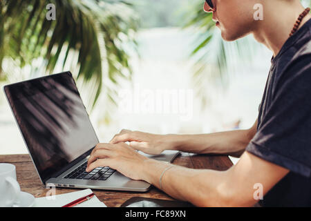 Caucasian man using laptop outdoors Banque D'Images