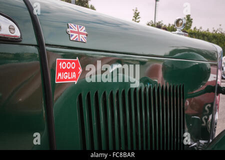 Parme, Italie - Avril 2015 : Mille Miles Road Sign on Retro Vintage Car Banque D'Images