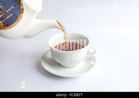 Tasse de thé blanc thé rouge sur fond blanc Banque D'Images