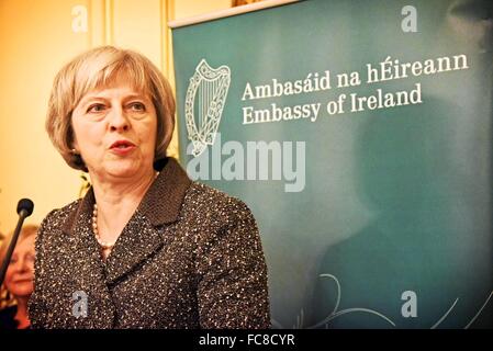 Londres, Royaume-Uni. Le 20 janvier, 2016. De l'Intérieur britannique Theresa peut parle lors de la réception annuelle de la charité des journalistes organisé par l'ambassade d'Irlande. La charité, fondée il y a 152 ans par Charles Dicjkens et d'autres, soutient les journalistes dans les médias au Royaume-Uni et en Irlande. Credit : Glyn Genin/Alamy Live News Banque D'Images