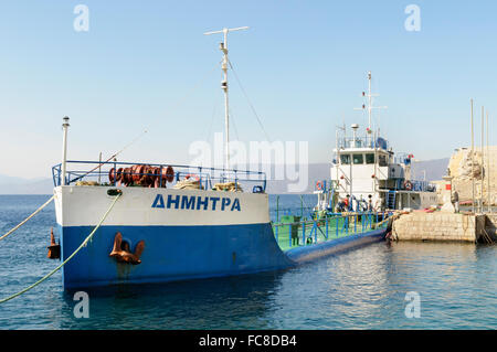 Grèce, Iles saroniques, Hydra. Un pétrolier amarré décharge sa cargaison d'eau douce pour l'île. Banque D'Images
