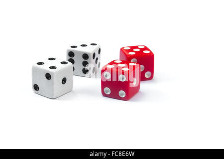 Deux dés blancs et deux rouges sept score score dés dix Banque D'Images