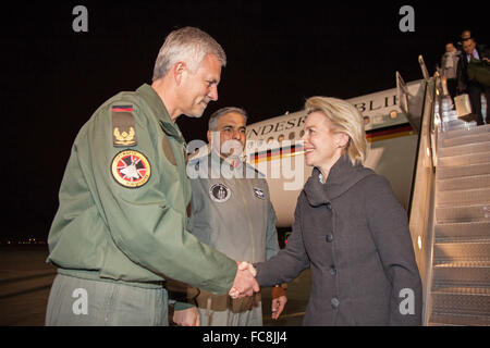 Incirlik, en Turquie. 20 Jan, 2016. Document - un document photo disponible le 21 janvier 2016 par la Bundeswehr montre le ministre allemand de la défense, Ursula von der Leyen (R) se rendant sur le contre-Daesh contingent de la mission et d'être accueilli par le général turc Bekir Ercan Van et le général de brigade allemand Andreas Schick (L) et la base aérienne de Incirlik, en Turquie, 20 janvier 2016. Photo : FALK BAERWALD/BUNDESWEHR/dpa (à l'ATTENTION DES RÉDACTEURS : Editorial n'utiliser qu'avec une source obligatoire crédit : 'Falk Baerwald/Bundeswehr/dpa')/dpa/Alamy Live News Banque D'Images