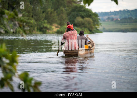 Pêcheur en barque sur le Nil, à Jinja, Ouganda, Afrique de l'Est Banque D'Images