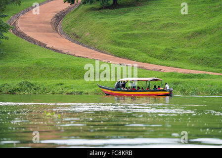 Voyage en bateau, la source du Nil au point où il quitte le lac Victroia. Près de Jinja, Ouganda, Afrique du Sud Banque D'Images