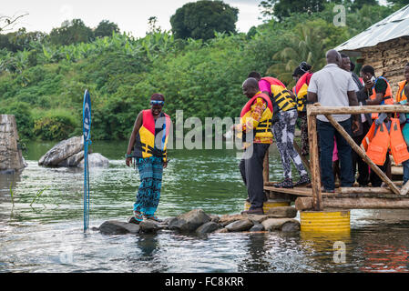 La source du Nil au point où il quitte le lac Victroia. Près de Jinja, Ouganda, Afrique du Sud Banque D'Images