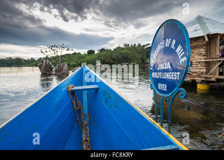 La source du Nil au point où il quitte le lac Victroia. Près de Jinja, Ouganda, Afrique du Sud Banque D'Images