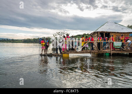 La source du Nil au point où il quitte le lac Victroia. Près de Jinja, Ouganda, Afrique du Sud Banque D'Images