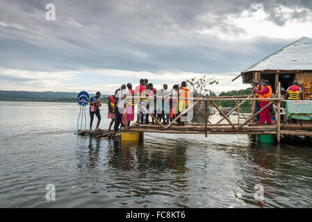 La source du Nil au point où il quitte le lac Victroia. Près de Jinja, Ouganda, Afrique du Sud Banque D'Images