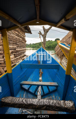 La source du Nil au point où il quitte le lac Victroia. Près de Jinja, Ouganda, Afrique du Sud Banque D'Images