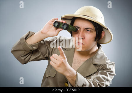 Homme portant un chapeau de safari dans drôle notion Banque D'Images