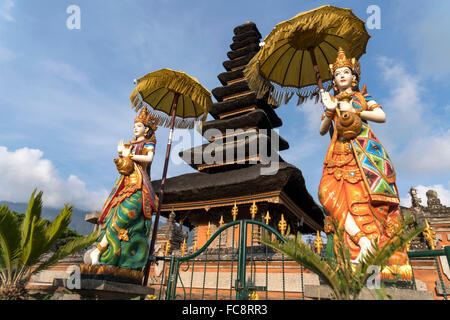 Le principal temple de l'eau et Shivaite Pura Ulun Danu Bratan sur les rives du lac Bratan, Bedugul, Bali, Indonésie Banque D'Images