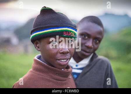 Portrait d'un garçon en Ouganda, Bwindi Impenetrable National Park, Afrique du Sud Banque D'Images