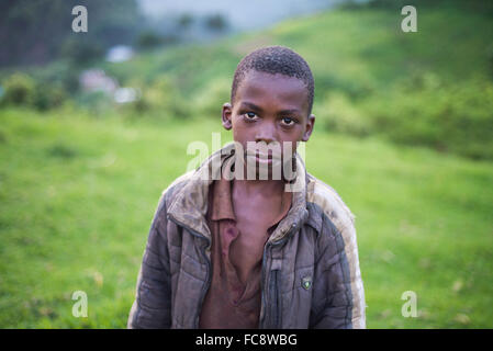 Portrait d'un garçon en Ouganda, Bwindi Impenetrable National Park, Afrique du Sud Banque D'Images