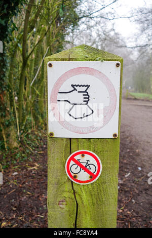 Un panneau sur un poteau en bois indiquant « sac et poubelle » concernant les déchets de chien, Angleterre, Royaume-Uni Banque D'Images