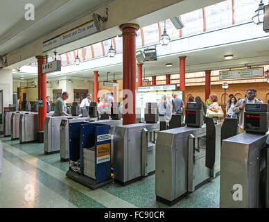 London Underground tube passagers dans le ticket obstacles à la gare de Gloucester Road Banque D'Images