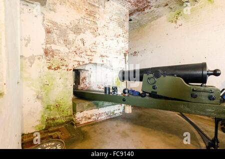 Un canon à l'intérieur du pénitencier d'Alcatraz island, maintenant un musée, à San Francisco, Californie, USA. Une vue de l'ancien canon ins fixe Banque D'Images