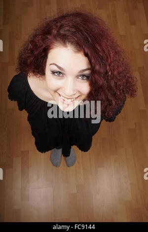 Large high angle view of beautiful young woman looking up Banque D'Images