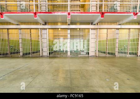 Les cellules de la prison à l'intérieur de l'cellhouse sur l'île pénitentiaire d'Alcatraz, maintenant un musée, à San Francisco, Californie, USA. Une vue de Banque D'Images