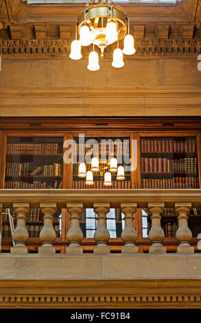 La magnifique salle Oak à l'intérieur de la bibliothèque centrale de Liverpool Banque D'Images