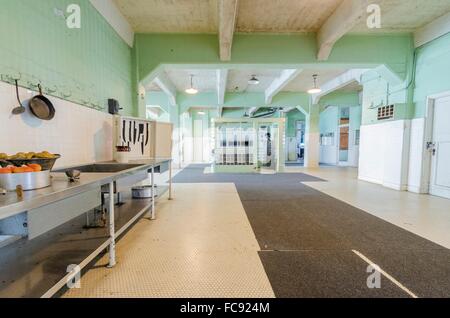 La salle à manger, cuisine équipée à l'intérieur de l'cellhouse sur l'île pénitentiaire d'Alcatraz, maintenant un musée, à San Francisco, Californie, USA. Un Banque D'Images