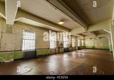 La salle à manger à l'intérieur de l'cellhouse sur l'île pénitentiaire d'Alcatraz, maintenant un musée, à San Francisco, Californie, USA. Une vue de Banque D'Images