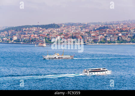 Côté asiatique d'Istanbul à travers le détroit du Bosphore vu depuis le palais de Topkapi, Istanbul, Turquie, Europe Banque D'Images