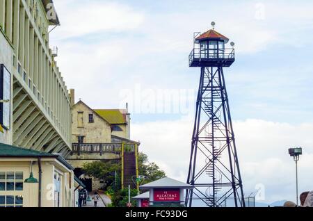 La vieille tour de garde sur l'île pénitencier d'Alcatraz, maintenant un musée, à San Francisco, Californie, USA. Vue de la tour de guet, Banque D'Images