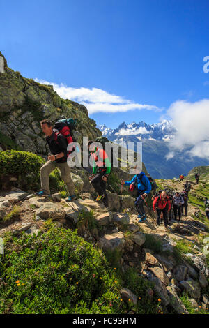 Les randonneurs sur les chemins rocheux autour de Lac De Cheserys sur un matin d'été ensoleillé, Chamonix, Haute Savoie, Alpes, France, Europe Banque D'Images