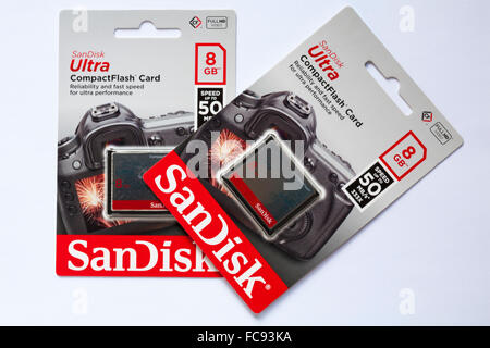 Deux paquets de cartes CompactFlash Sandisk Ultra isolé sur fond blanc Banque D'Images