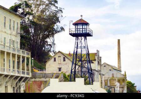 La vieille tour de garde sur l'île pénitencier d'Alcatraz, maintenant un musée, à San Francisco, Californie, USA. Vue de la tour de guet, Banque D'Images