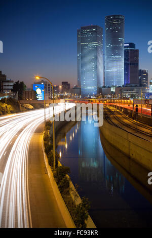 Tel Aviv. Image de Tel Aviv au bleu crépuscule heure. Banque D'Images