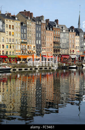 Vieux Bassin, Vieux Port, avec des maisons qui se reflètent dans le port, Honfleur, Normandie, France, Europe Banque D'Images