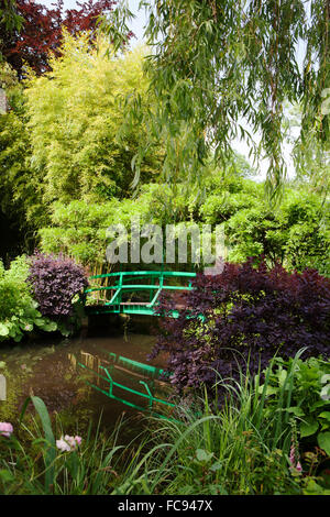 Claude Monet, le pont sur l'étang aux nénuphars, l'inspiration pour beaucoup de peintures de Monet, Giverny, la Normandie, France Banque D'Images