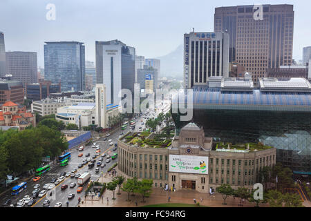 View sur nouvel Hôtel de Ville, bâtiment moderne en verre et en acier se sur Séoul Plaza, sur un jour d'été pluvieux, Séoul, Corée du Sud Banque D'Images