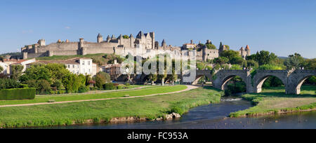 La cité médiévale, ville-forteresse, pont sur la rivière Aude, Carcassonne, UNESCO World Heritage Site, Languedoc-Roussillon, France Banque D'Images