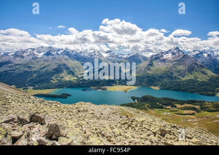 Vue de dessus le Lac de Sils avec les sommets enneigés en arrière-plan, Canton des Grisons, Engadine (Grisons), Suisse, Europe Banque D'Images